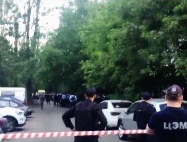 Συναγερμός στη Μόσχα: Ένοπλος κρατάει αιχμάλωτη μια τριμελή οικογένεια σε διαμέρισμα